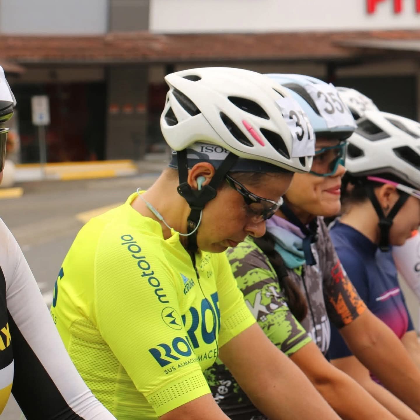 Ciclistas en la línea de salida de la Copa ROES