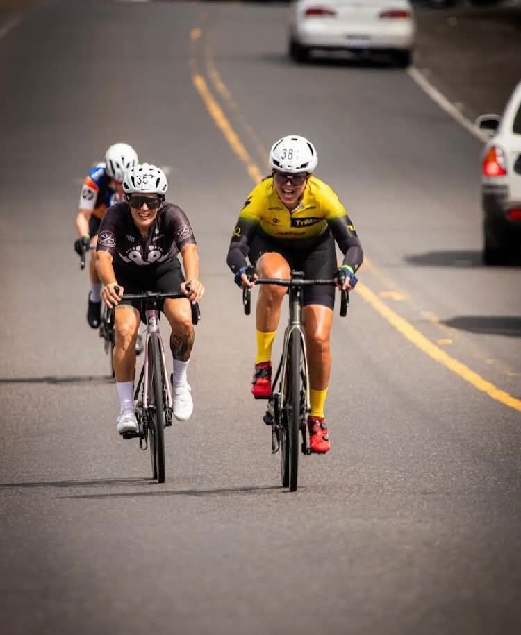 Dos ciclistas disputan el final de una fecha de la Copa ROES